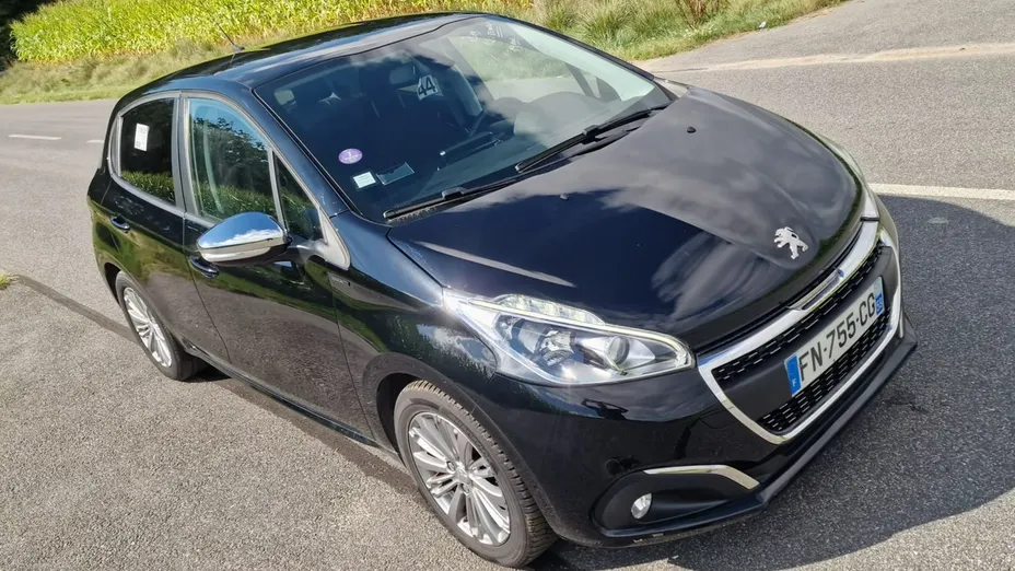 PEUGEOT 208 -