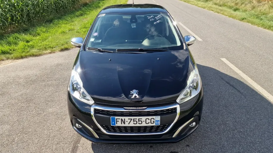 PEUGEOT 208 -