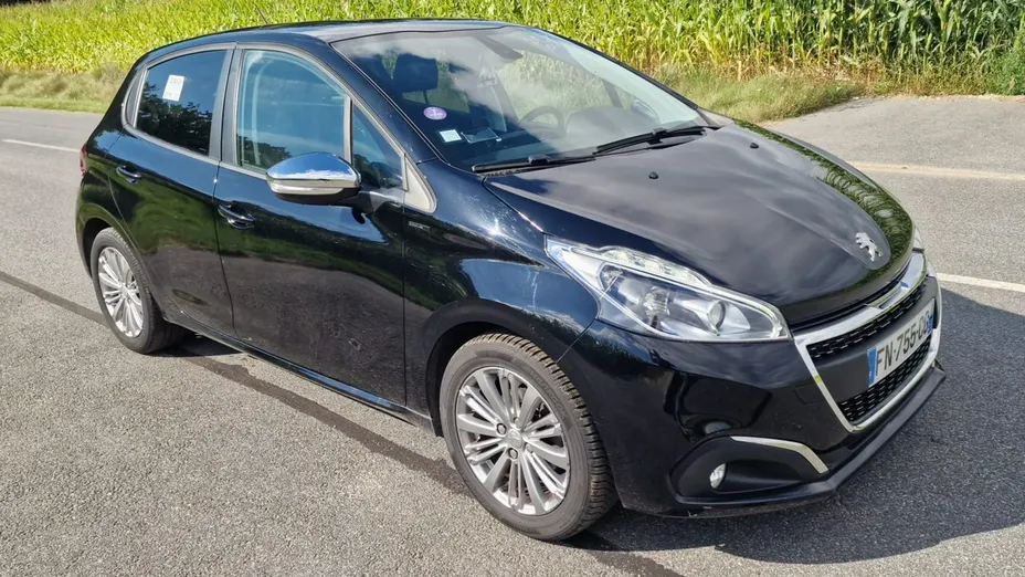 PEUGEOT 208 -