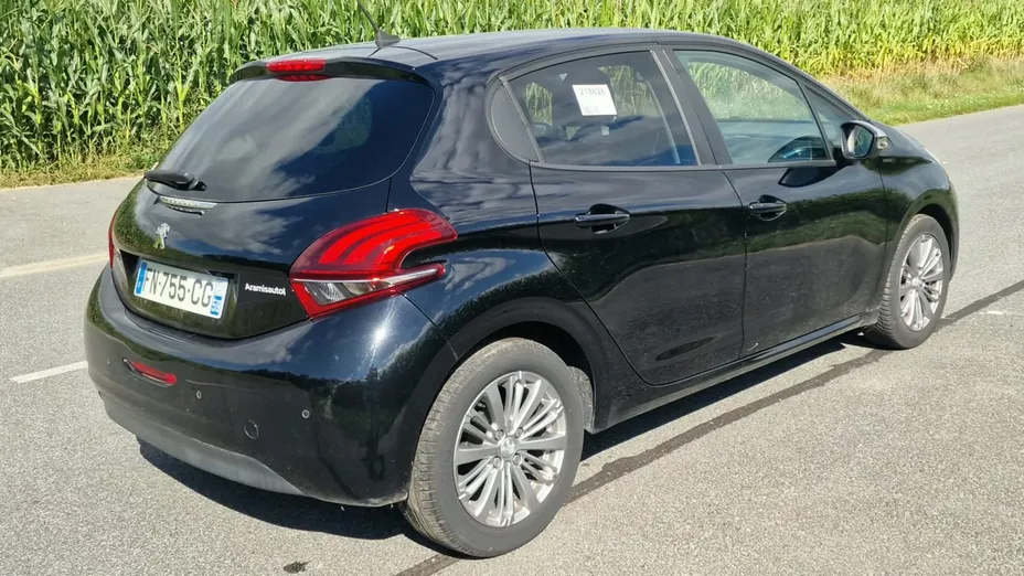 PEUGEOT 208 -