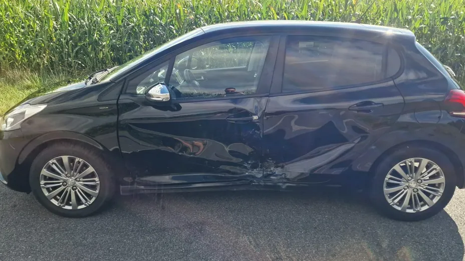 PEUGEOT 208 -