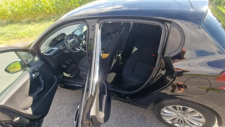 PEUGEOT 208 -