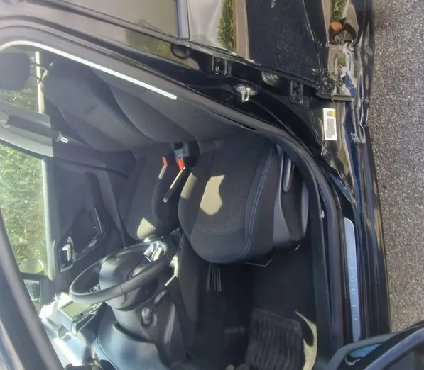 PEUGEOT 208 -