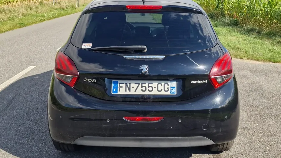 PEUGEOT 208 -