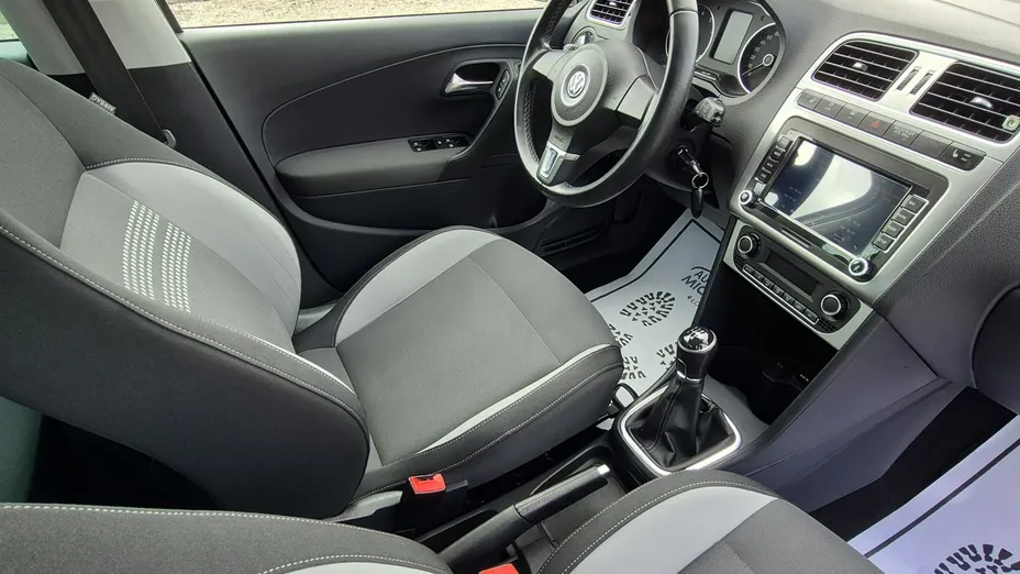 VOLKSWAGEN Polo -