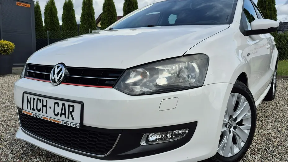 VOLKSWAGEN Polo -
