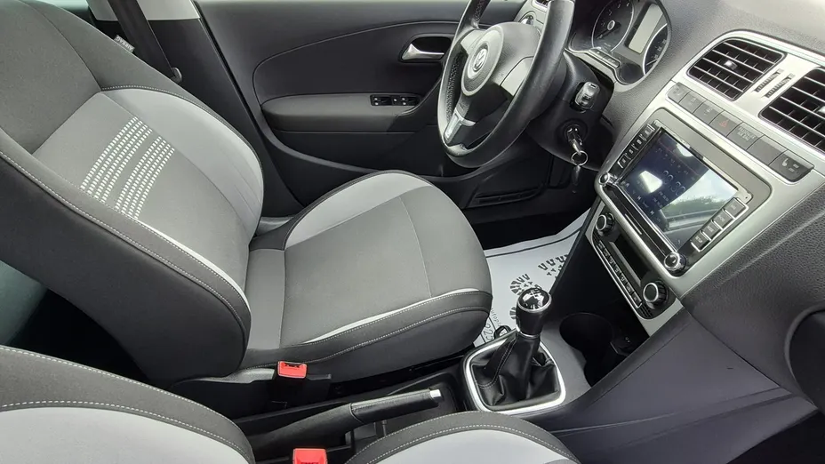 VOLKSWAGEN Polo -