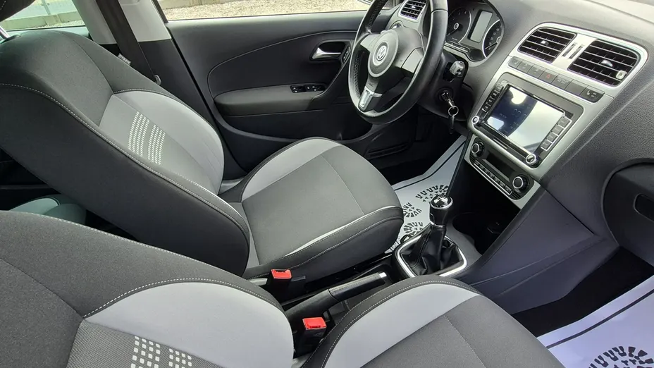 VOLKSWAGEN Polo -