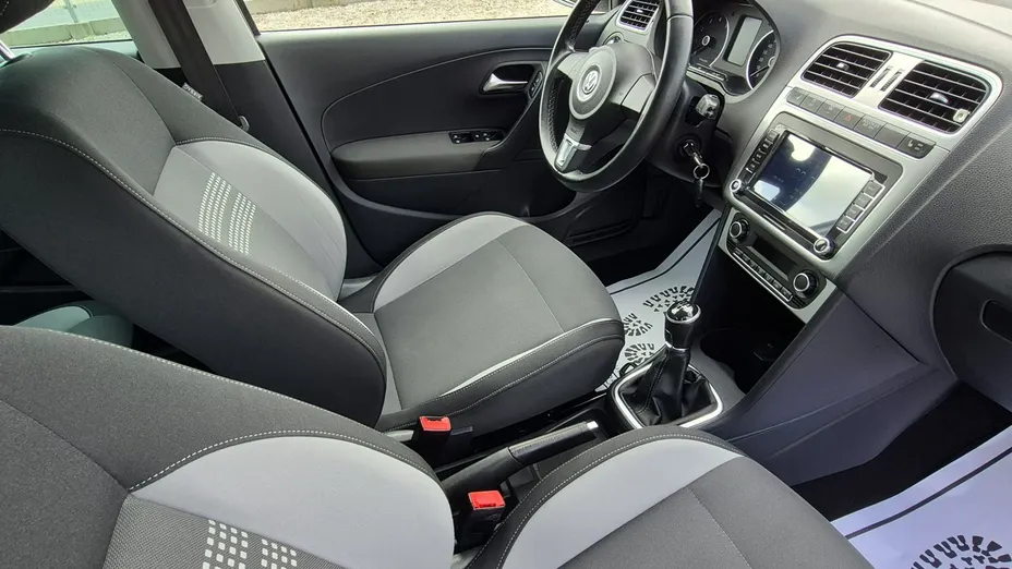 VOLKSWAGEN Polo -