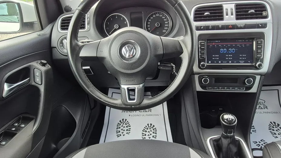 VOLKSWAGEN Polo -
