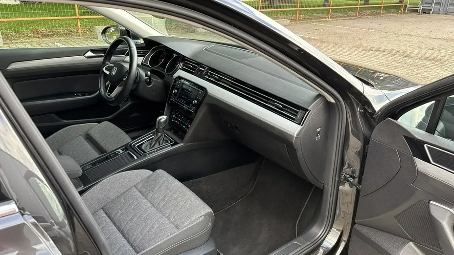 VOLKSWAGEN Passat -