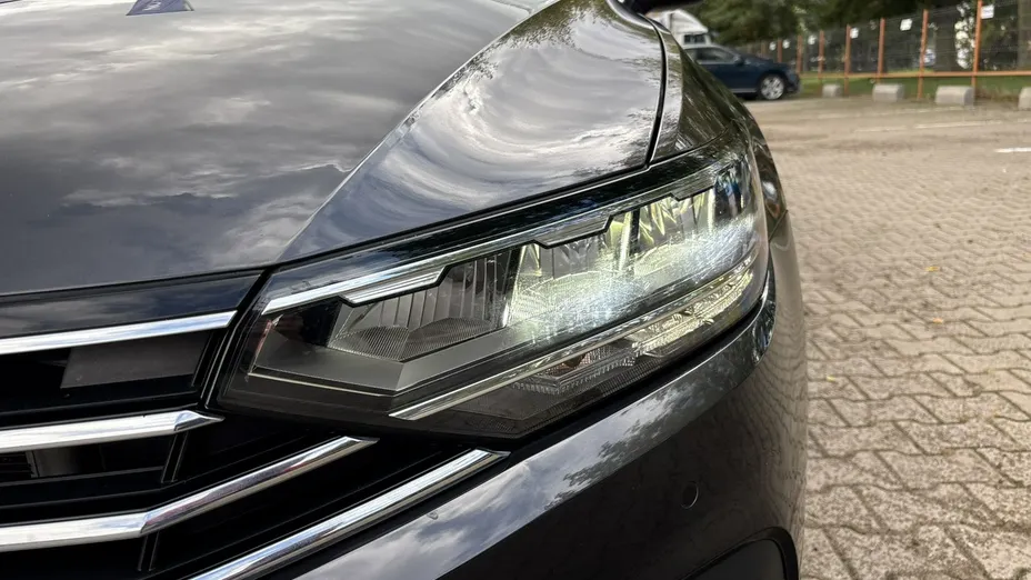 VOLKSWAGEN Passat -