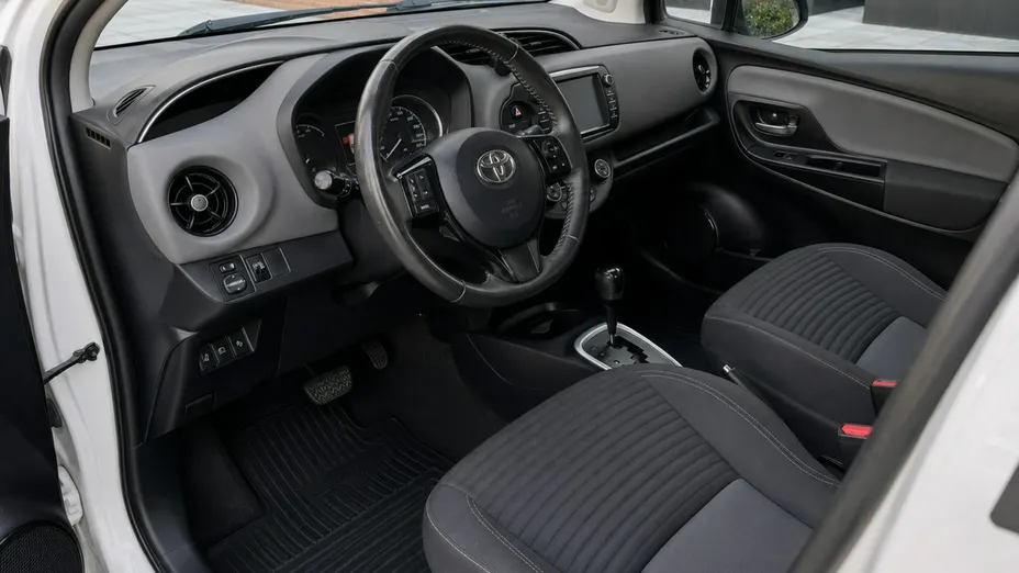TOYOTA Yaris -