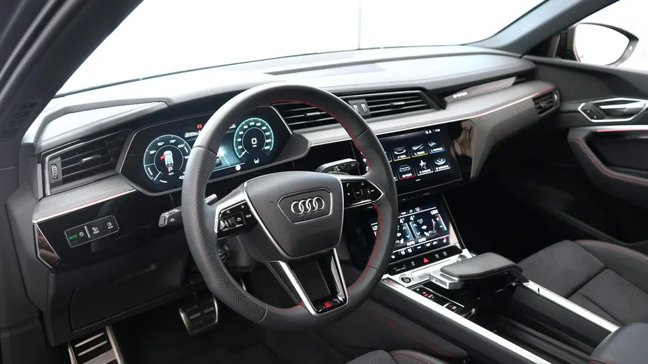 AUDI Q8 -