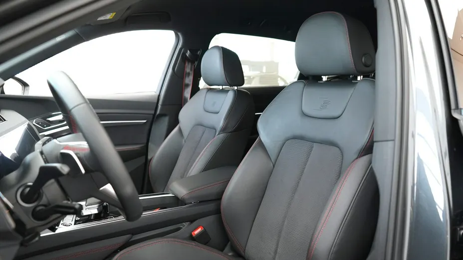 AUDI Q8 -