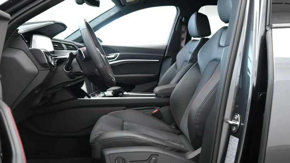 AUDI Q8 -