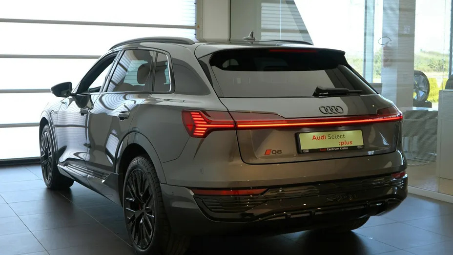AUDI Q8 -