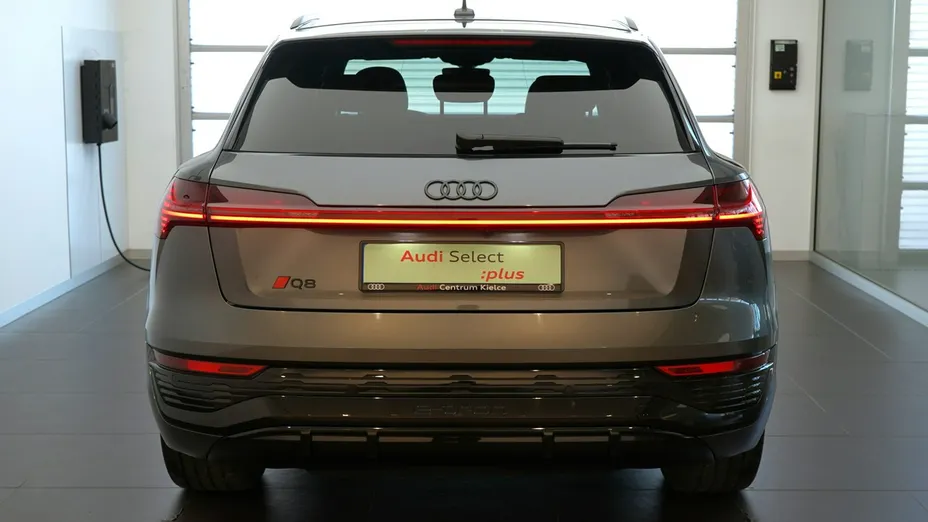 AUDI Q8 -
