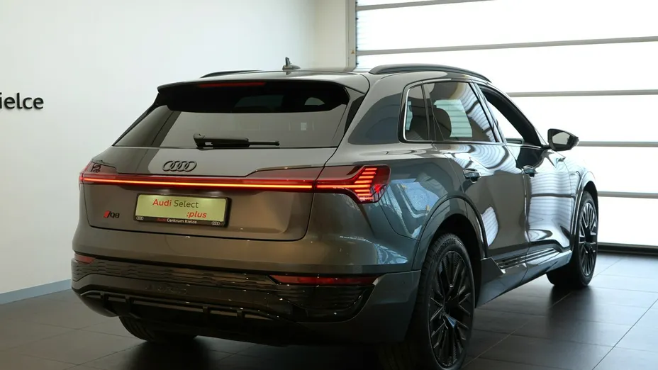 AUDI Q8 -