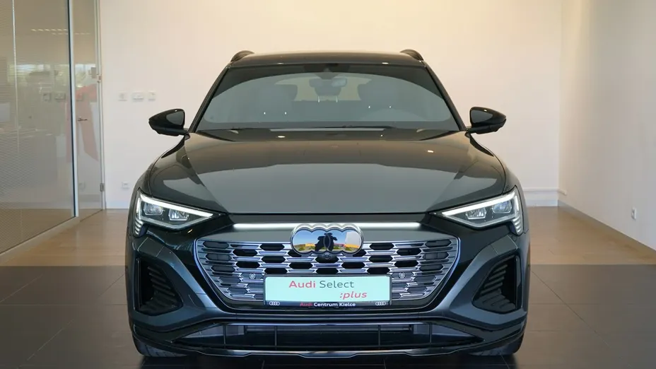 AUDI Q8 -