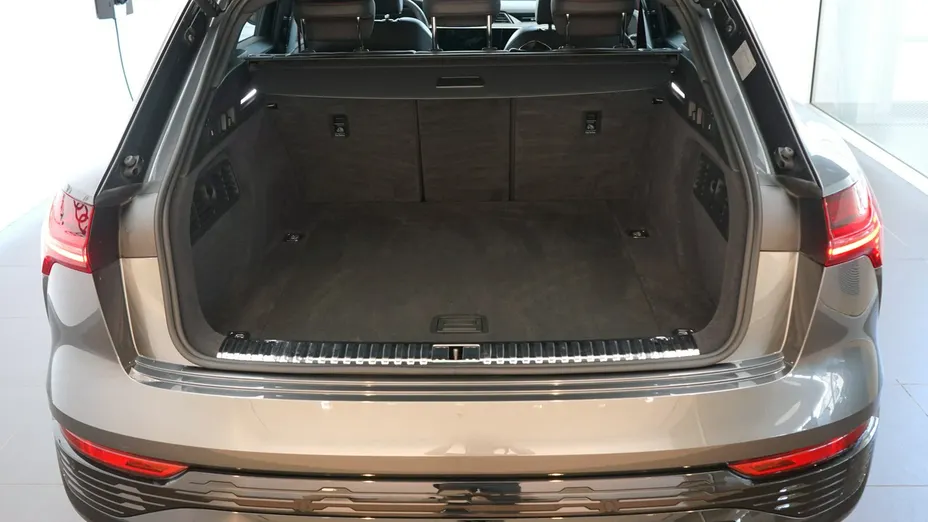 AUDI Q8 -