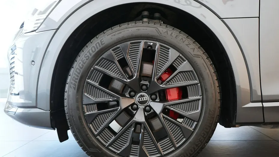 AUDI Q8 -