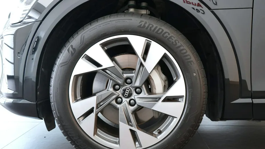 AUDI Q8 Sportback e-tron -