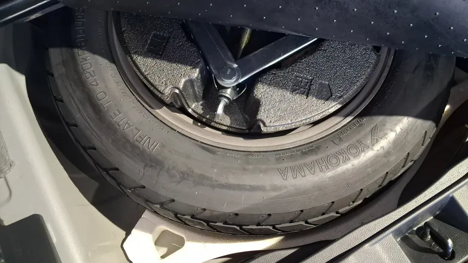 TOYOTA RAV4 -