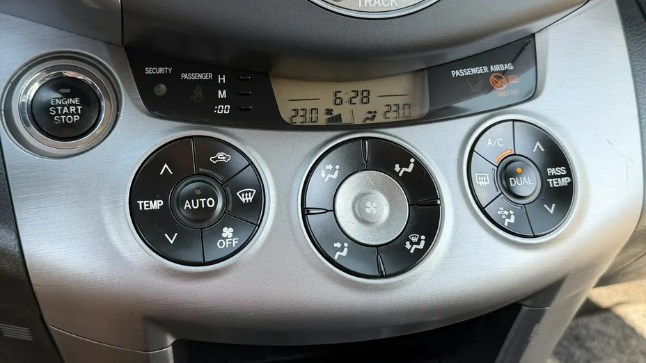 TOYOTA RAV4 -