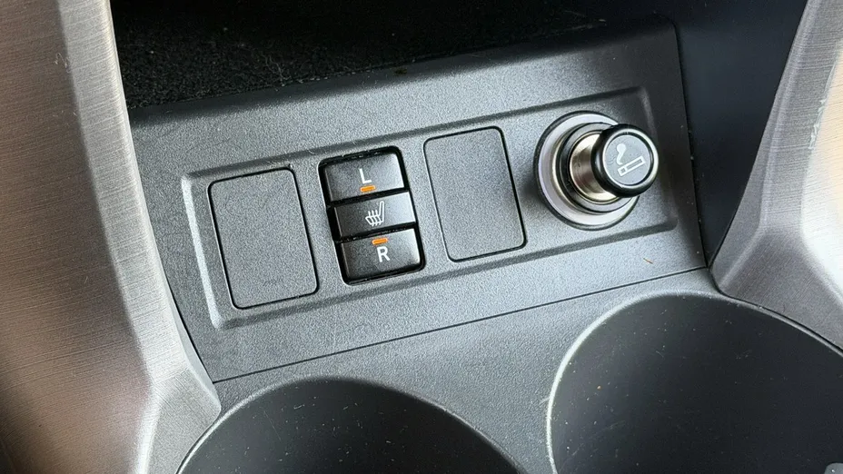 TOYOTA RAV4 -