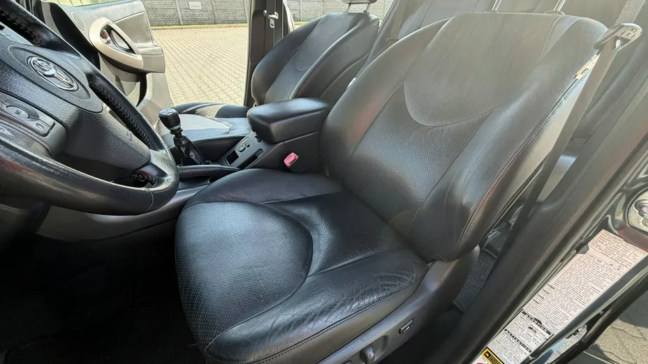 TOYOTA RAV4 -