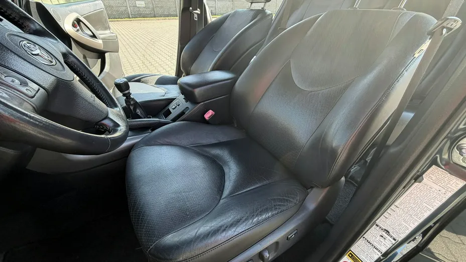 TOYOTA RAV4 -
