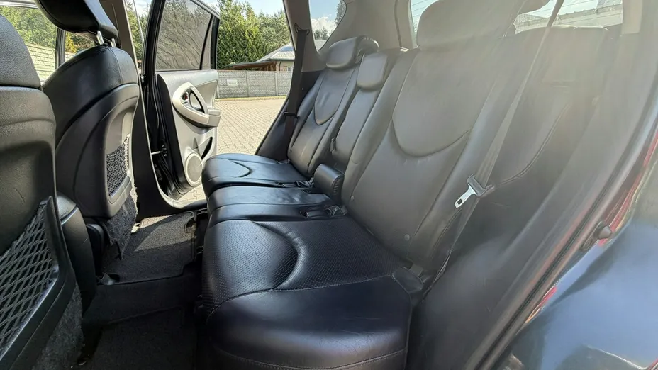 TOYOTA RAV4 -