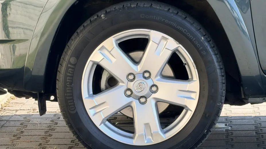 TOYOTA RAV4 -