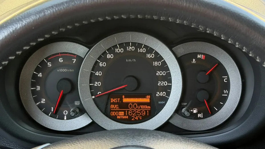 TOYOTA RAV4 -