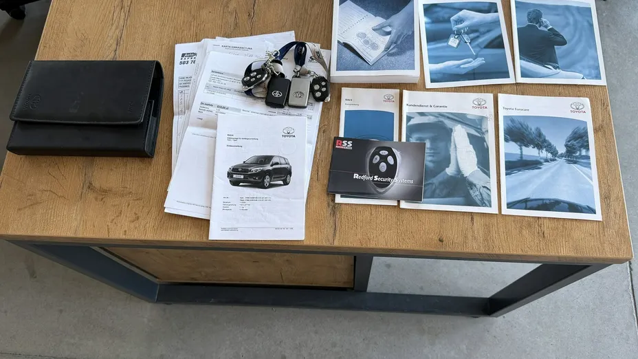 TOYOTA RAV4 -