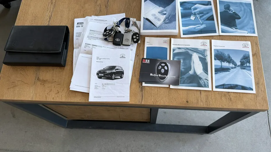 TOYOTA RAV4 -