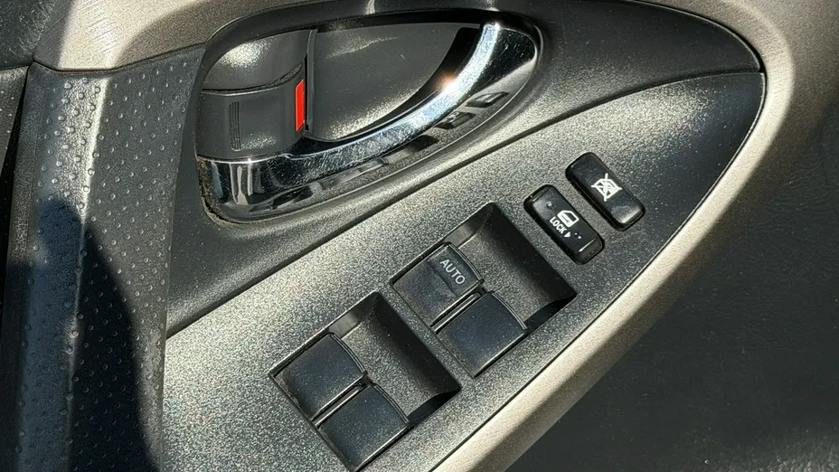 TOYOTA RAV4 -