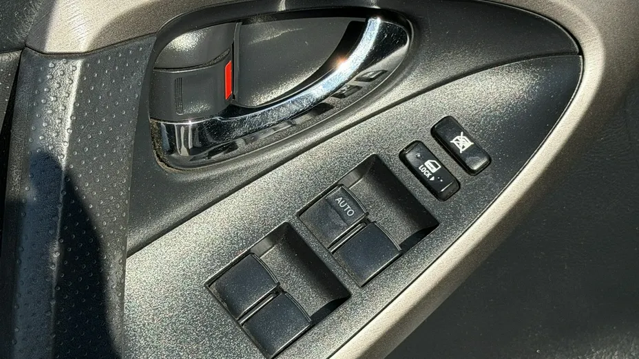 TOYOTA RAV4 -