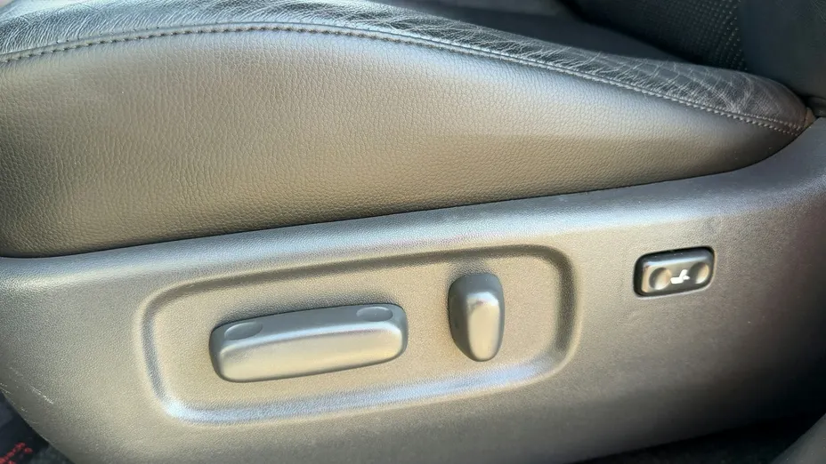 TOYOTA RAV4 -