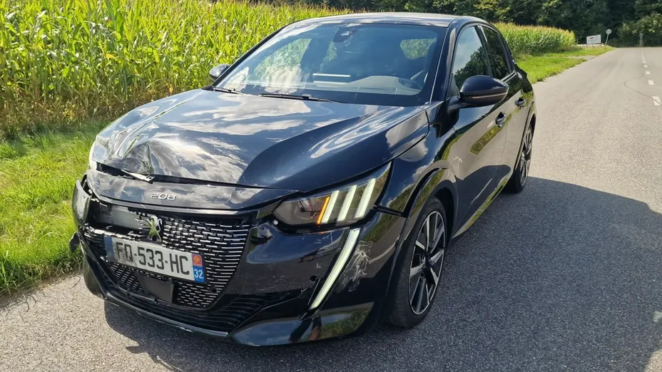 PEUGEOT 208 -