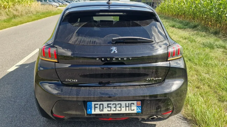 PEUGEOT 208 -