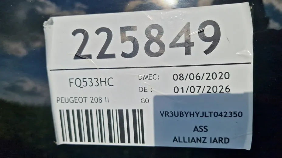 PEUGEOT 208 -