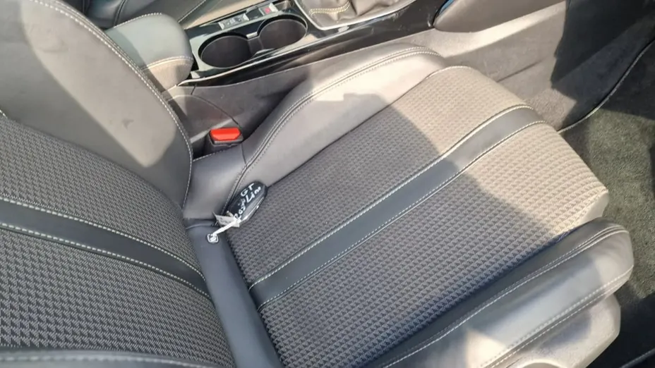 PEUGEOT 208 -