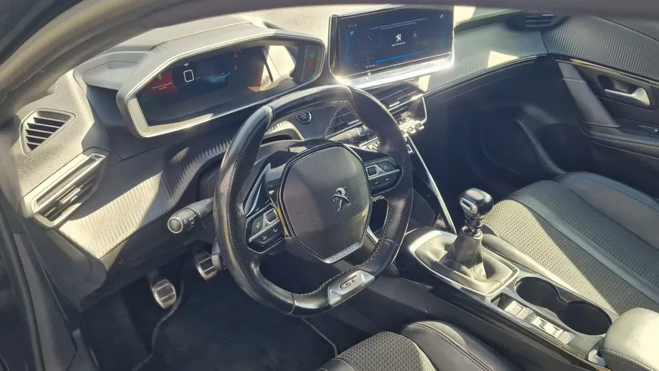PEUGEOT 208 -