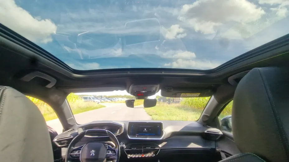 PEUGEOT 208 -