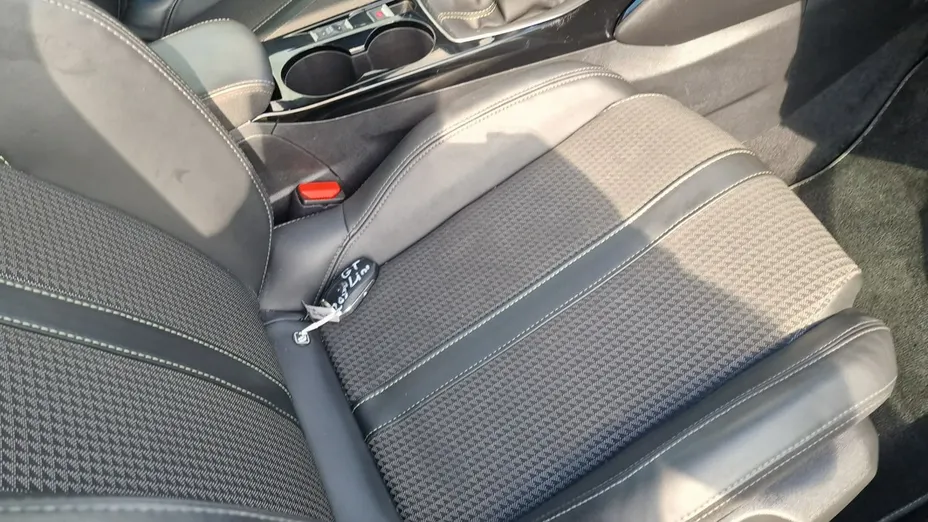 PEUGEOT 208 -