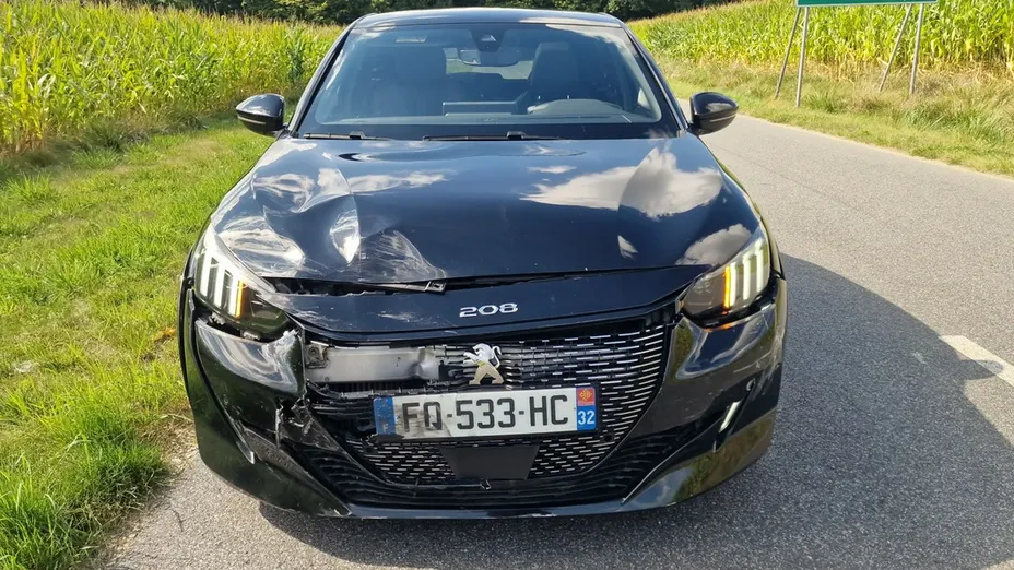 PEUGEOT 208 -