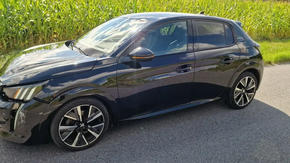 PEUGEOT 208 -