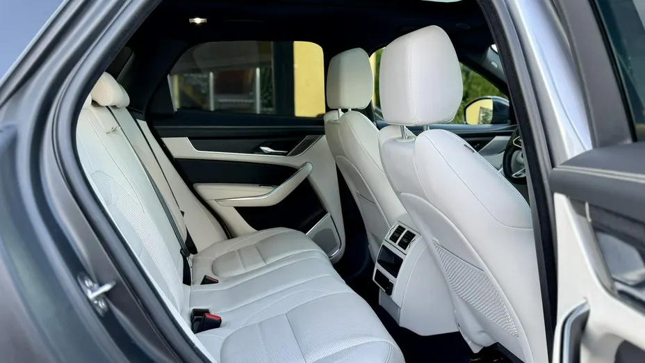 JAGUAR F-Pace -